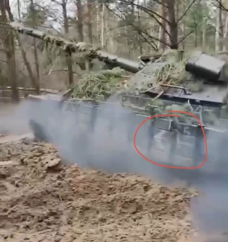 Báo Nga “đọc” thông tin ẩn sau ký hiệu lạ trên phương tiện vũ khí Ukraine