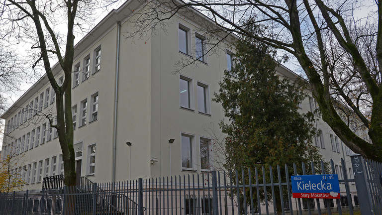Cảnh sát Ba Lan ập vào tịch thu trường học Nga ở Warsaw, Moscow phản ứng mạnh mẽ