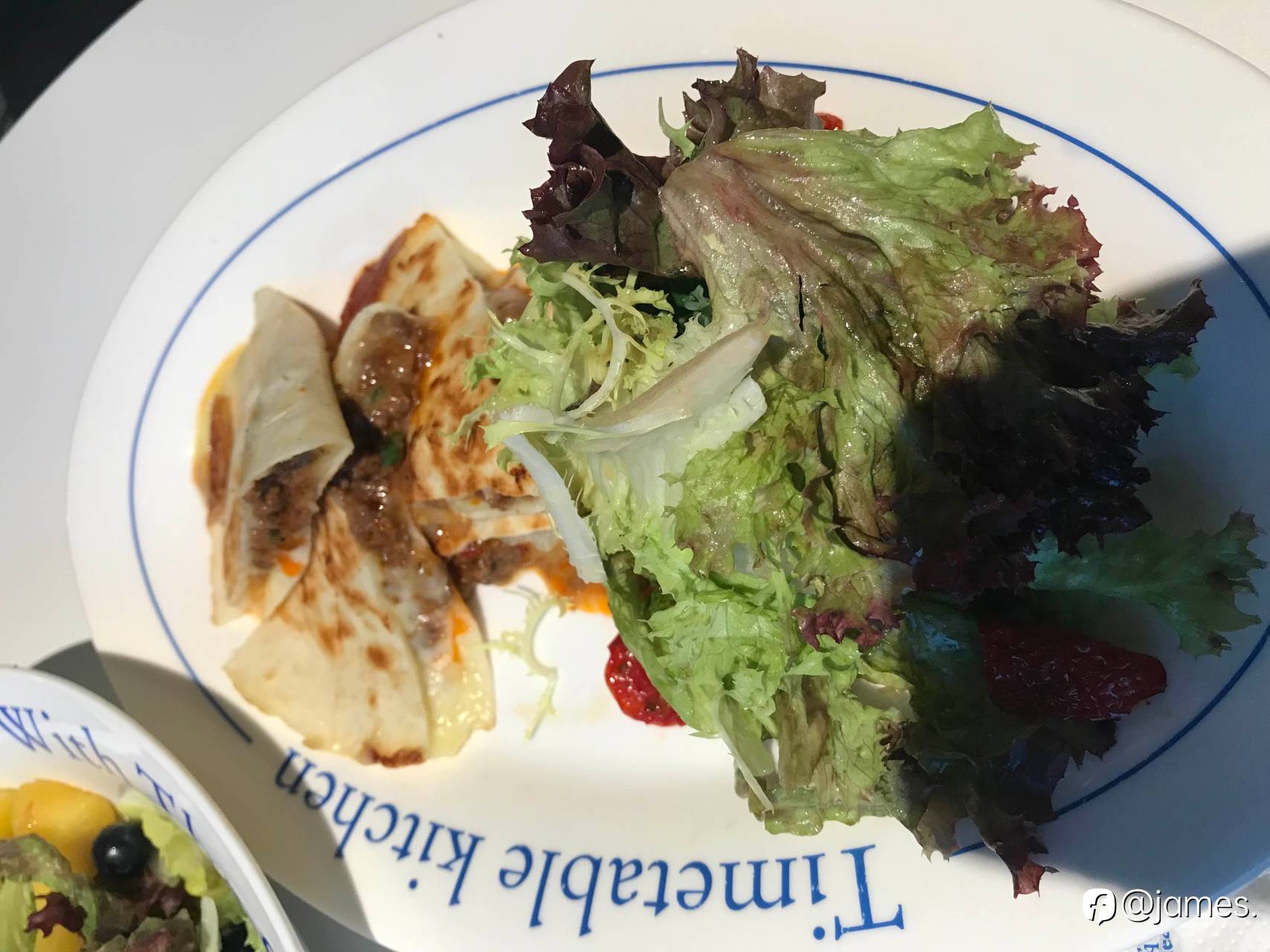 哇呀哇呀哇，出小小金 在小小的餐厅吃小小餐 .