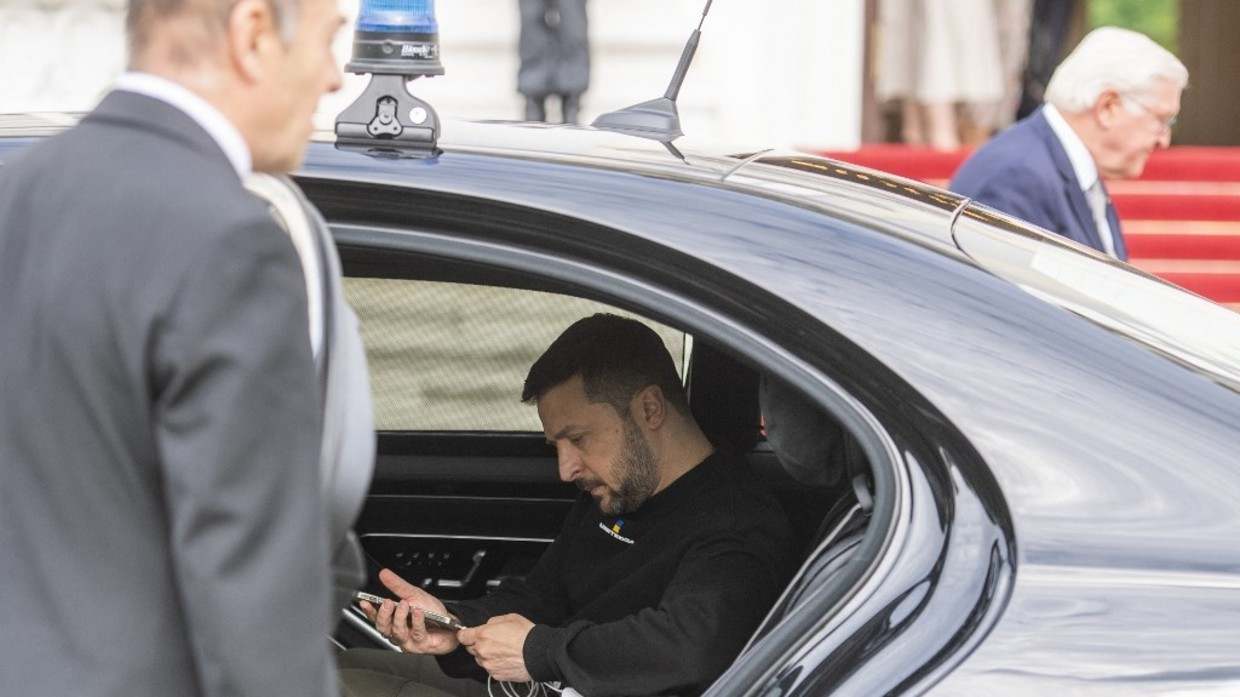 Báo Đức: Ông Zelensky bỏ quên điện thoại trên xe ở Berlin