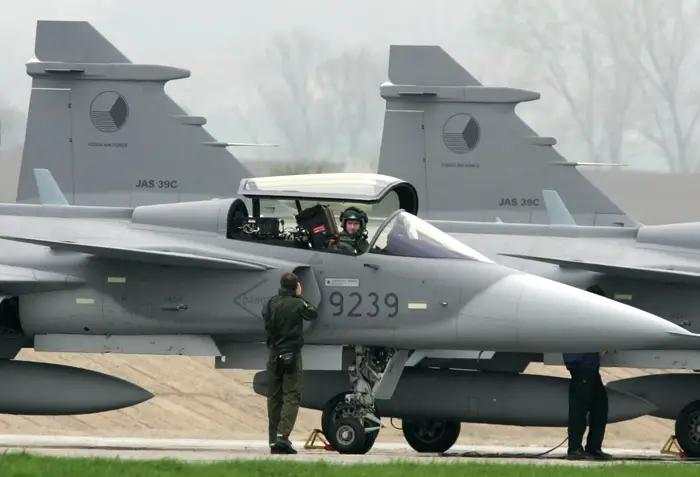 Không phải F-16, loại tiêm kích nào mới phù hợp nhu cầu hiện tại của không quân Ukraine?