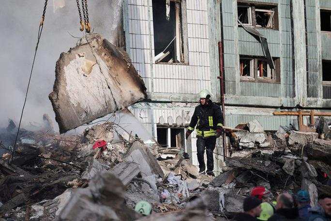 Ukraine điều trọng pháo, tăng cường tấn công ở miền Đông