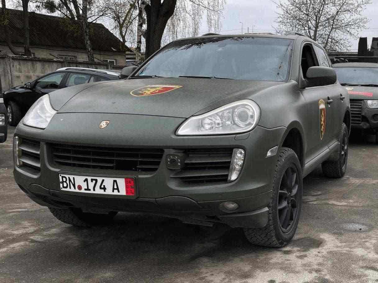 Hô biến siêu xe Porsche thành xe quân sự, giao cho chỉ huy Ukraine