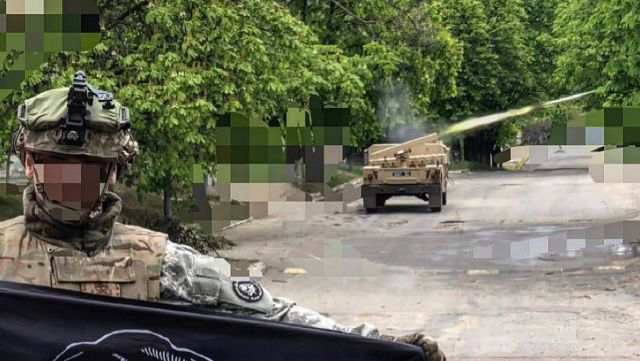 Ảnh hiếm hé lộ Ukraine phóng rocket Hydra do Mỹ cung cấp từ xe bọc thép Humvee
