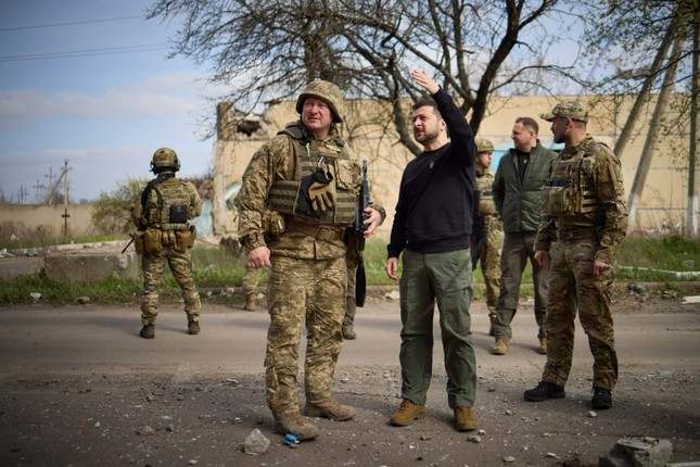 Tổng thống Ukraine thăm thị trấn tiền tuyến Avdiivka