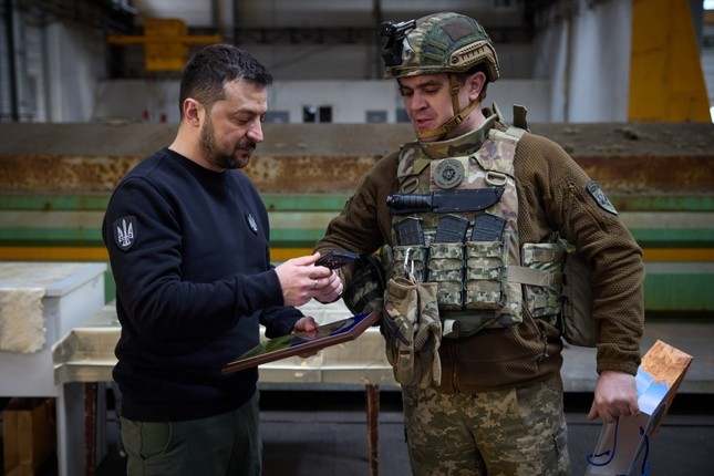Tổng thống Ukraine thăm thị trấn tiền tuyến Avdiivka