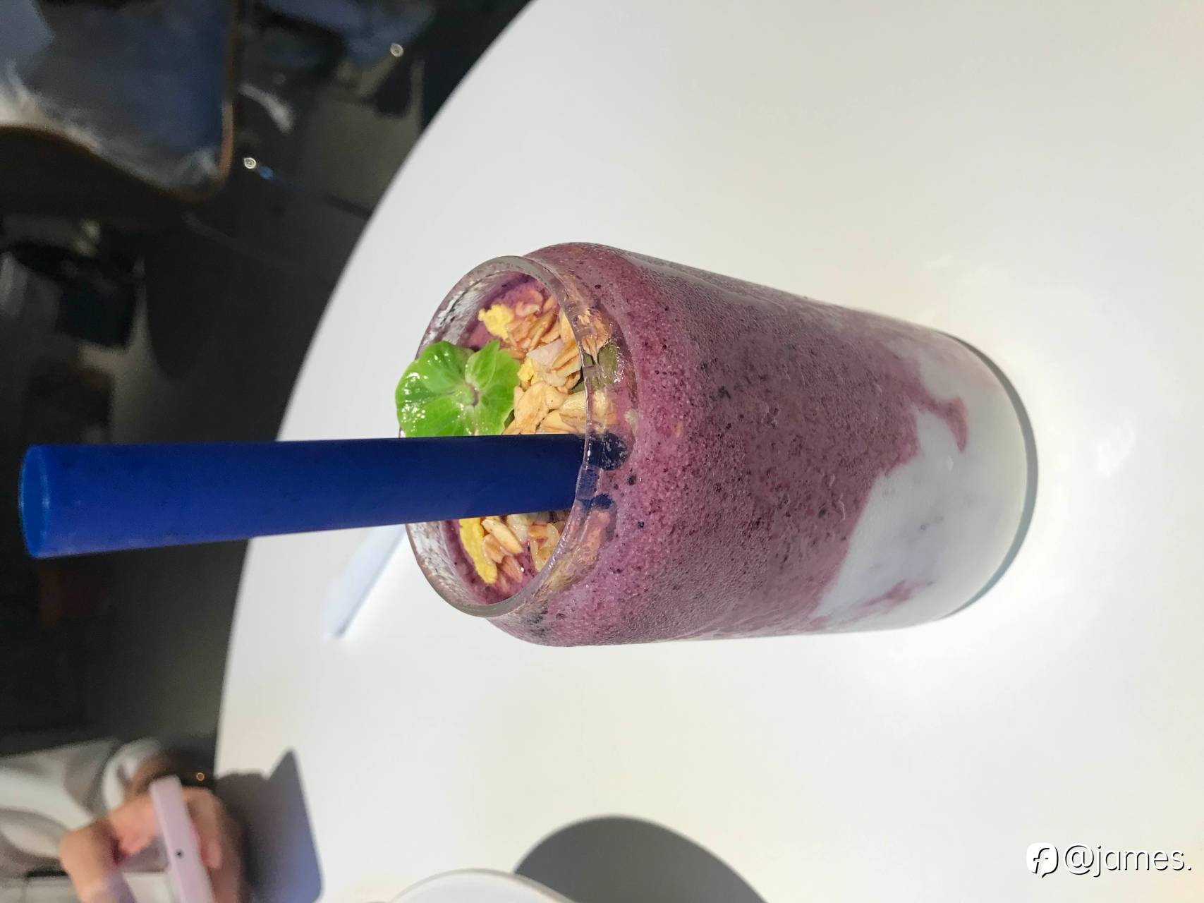哇呀哇呀哇，出小小金 在小小的餐厅吃小小餐 .
