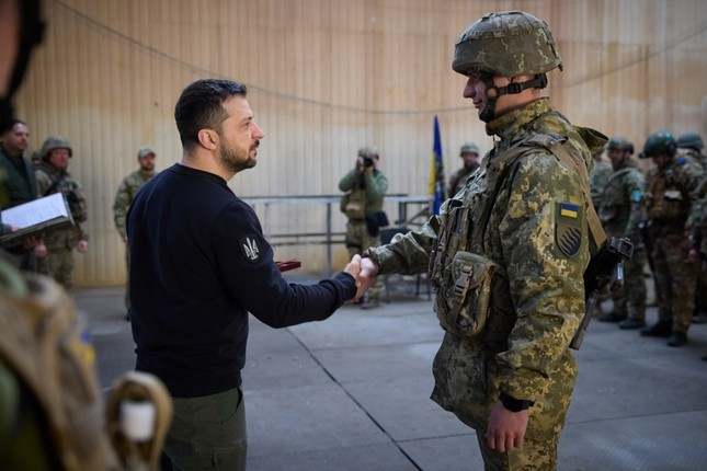 Tổng thống Ukraine thăm thị trấn tiền tuyến Avdiivka