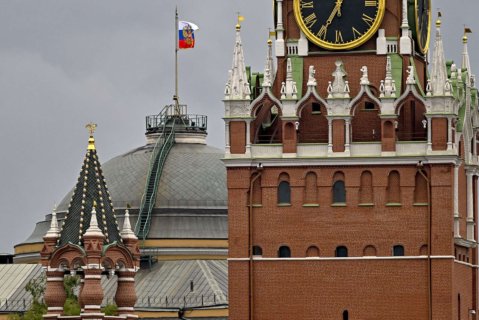 Bức ảnh chụp nóc điện Kremlin sau vụ UAV tập kích