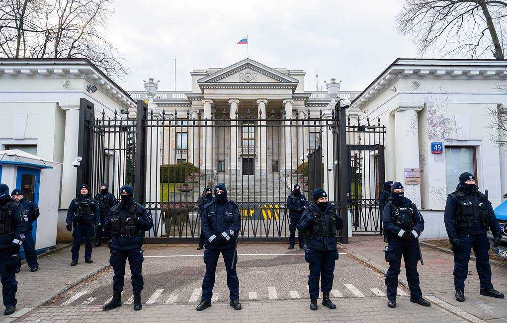 Cảnh sát Ba Lan ập vào tịch thu trường học Nga ở Warsaw, Moscow phản ứng mạnh mẽ