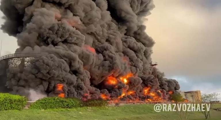 Kho dầu Nga ở Crimea cháy lan hơn 1.000 m2, nghi UAV tấn công