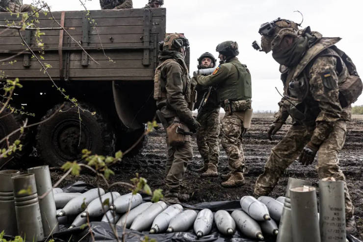 Ukraine đang làm gì trong lúc 'dầu sôi lửa bỏng' trước phản công?