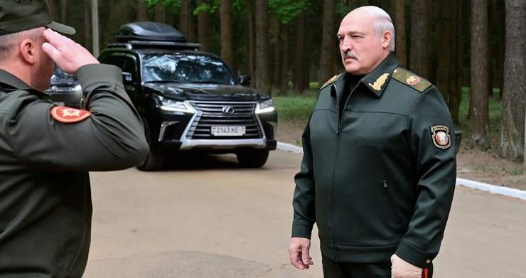 Tổng thống Belarus tái xuất trước tin đồn về sức khỏe
