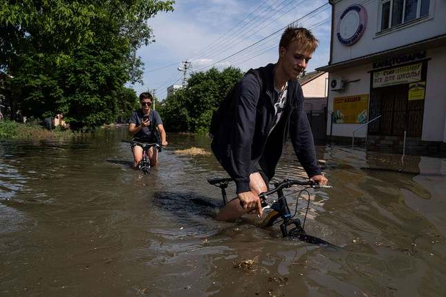 CNN: Ảnh vệ tinh cho thấy đập Kakhovka đã hư hại vài ngày trước khi đổ sập