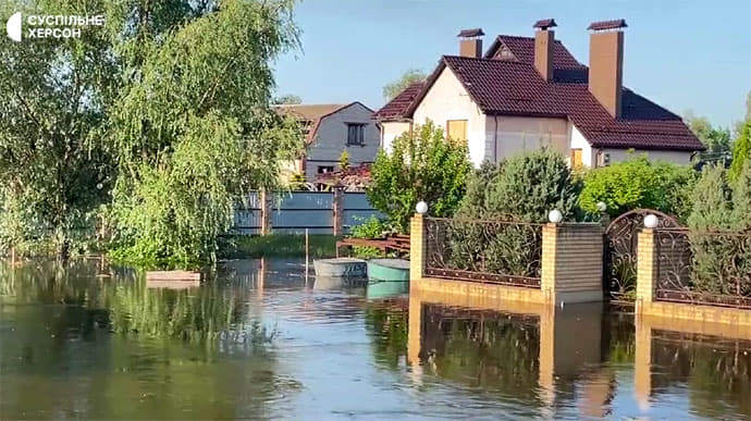 Nước dâng ở thành phố Kherson sau sự cố vỡ đập thủy điện