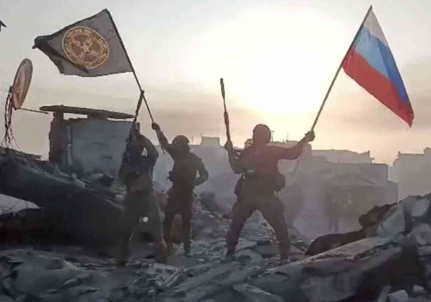Tướng hàng đầu Ukraine: Đình chỉ tấn công 2 bên sườn Bakhmut