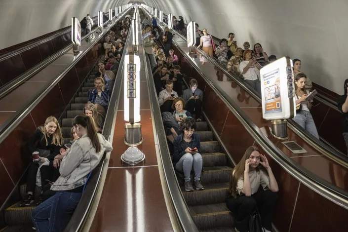 Ukraine lo ngại khi kiểm tra các khu trú ẩn không kích