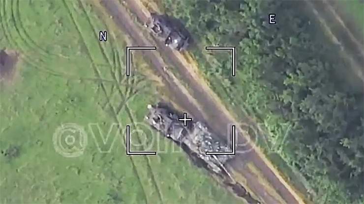 Xe tăng Ukraine chèn lên xe bọc thép đồng đội khi UAV Nga tập kích