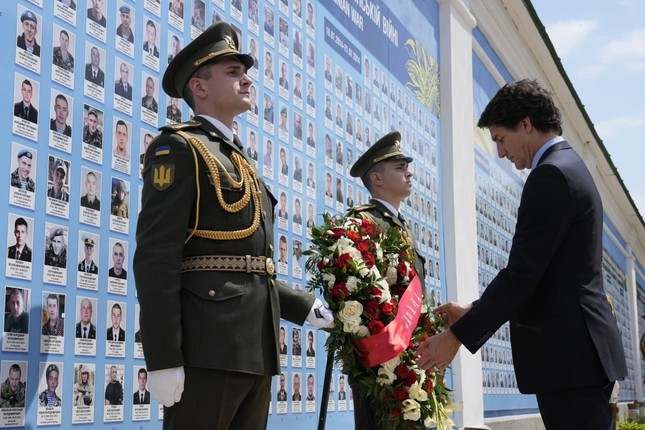 Thủ tướng Canada bất ngờ thăm Kiev