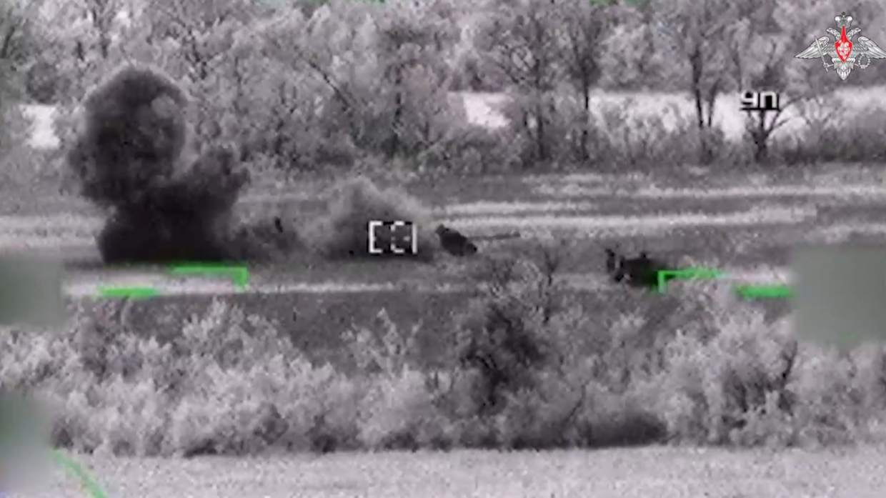 Nga tung video trực thăng cá sấu Ka-52 hạ liên tiếp 2 xe tăng Ukraine trong một phút