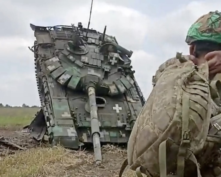 Video mới quay cận cảnh xe tăng T-72 Ukraine bị kẹt khi chèn lên xe bọc thép đồng đội