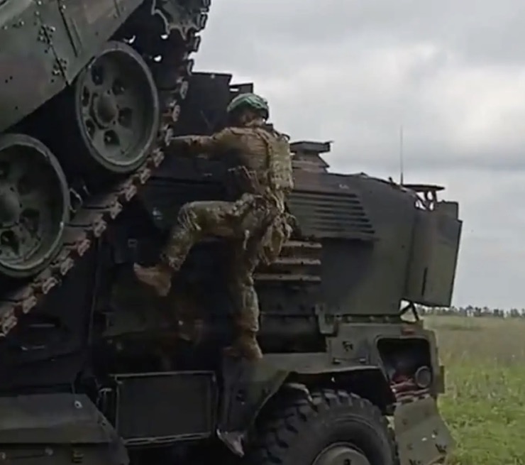 Video mới quay cận cảnh xe tăng T-72 Ukraine bị kẹt khi chèn lên xe bọc thép đồng đội