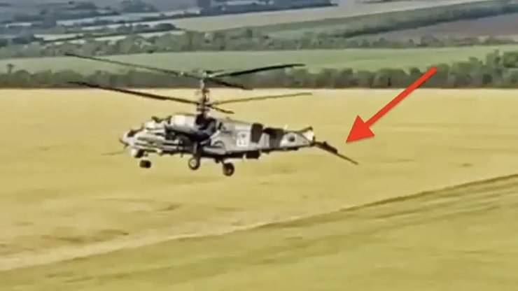 Trực thăng cá sấu Ka-52 của Nga gãy nát đuôi vẫn bay về căn cứ