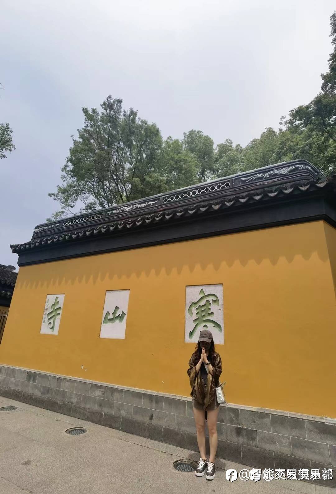 花花说照片当中女的不是她，我猜就是她本人！