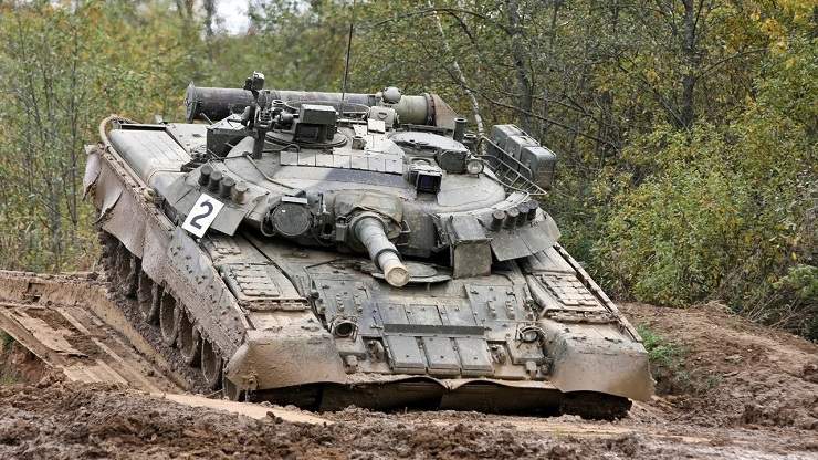 Quân đội Ukraine đăng video UAV tập kích khiến xe tăng T-80 Nga bốc cháy.