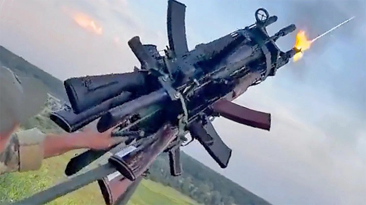 Binh sĩ Ukraine gộp 6 khẩu súng trường AK-74 vào nhau để bắn UAV?