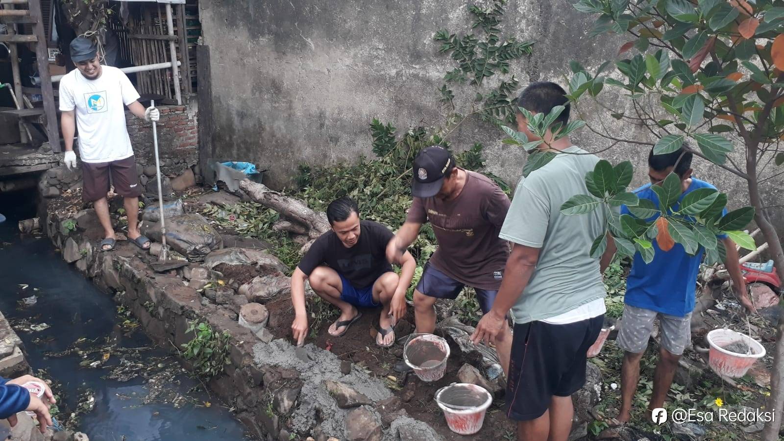 Kegiatan warga menghadapi datangnya musim hujan 2024 Perumahan Pesona Pulo Indah tambun Selatan Bekasi