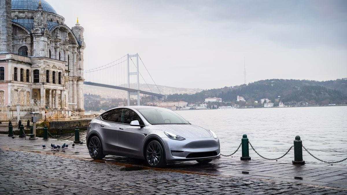 Saham Tesla Masih Tertekan akibat Merosotnya Penjualan