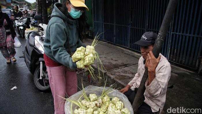 Berburu Kulit Ketupat Jelang Idul Adha