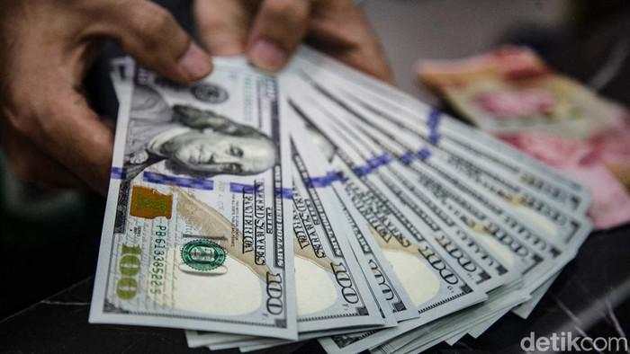 Dolar AS Tekuk Rupiah, Bank Mulai Jual Rp 16.500