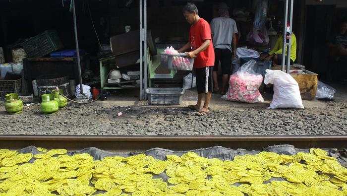 Mengintip Proses Jemur Kerupuk di Kebayoran Baru