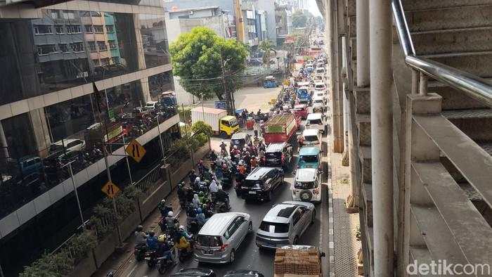 Pedagang Ketiban Cuan Imbas Macet Gegara Proyek Galian