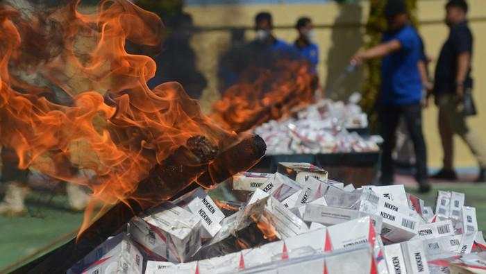 Jutaan Batang Rokok Impor Ilegal Dibakar