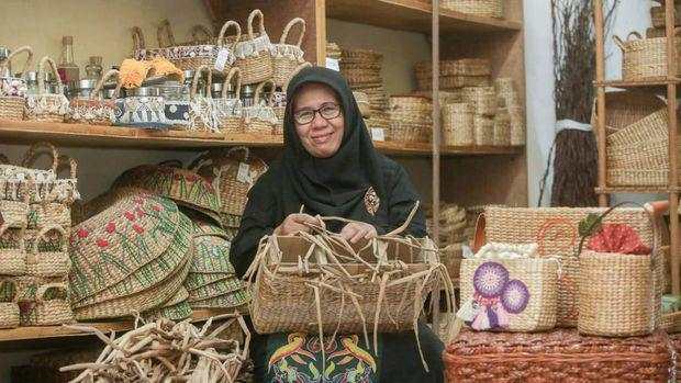 Wanita Ini Bangkit dari Kemiskinan Berkat Eceng Gondok, Begini Kisahnya