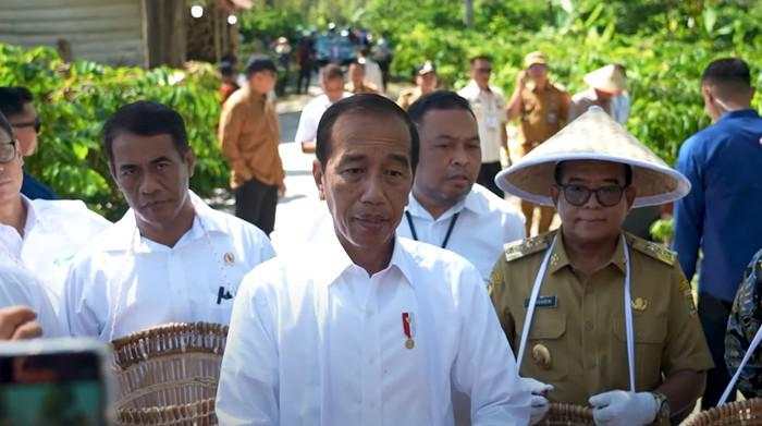 Pasokan Pupuk ke Petani Diklaim Aman, Jokowi: Subsidinya Naik Dua Kali Lipat!