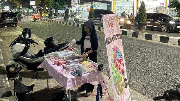 Kisah Putri Si Penjual Mochi Pinggir Jalan Beromzet Ratusan Juta