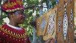 Suvenir Khas Papua, Lukisan Kulit Kayu dari Kampung Asei Besar