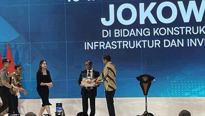 Dapat Topi Baja, Jokowi Dinobatkan Jadi Bapak Konstruksi Indonesia