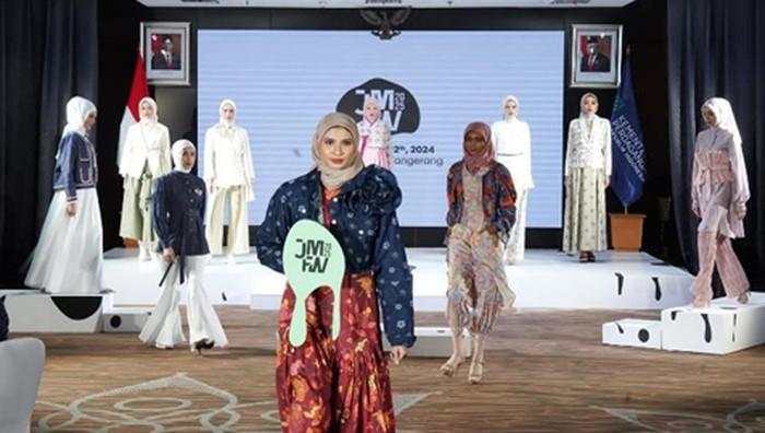 JMFW 2025 Disebut Wujud Sinergi Bawa RI Jadi Kiblat Modest Fashion Dunia