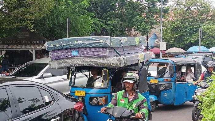 Nasib Bajaj di Ibu Kota, Rela Angkut Sayur-Kasur Demi Bertahan Hidup