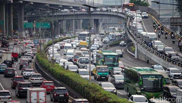 Macet Jakarta Bikin Rugi Rp 100 T, Warga Masih Ogah Naik Transportasi Umum