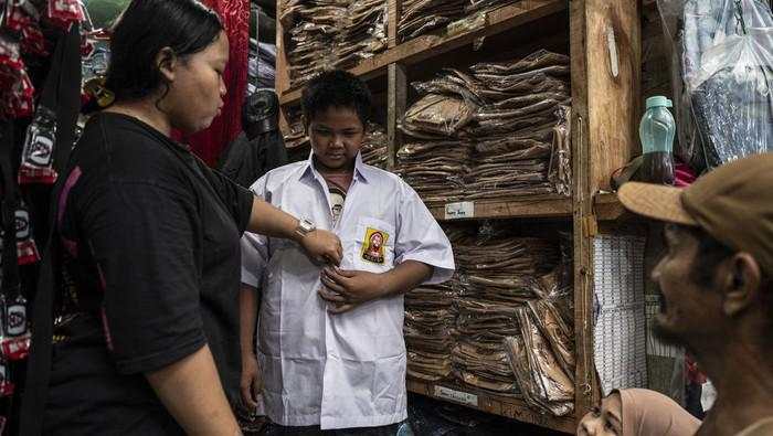 Penjual Seragam Sekolah Diserbu Jelang Tahun Ajaran Baru