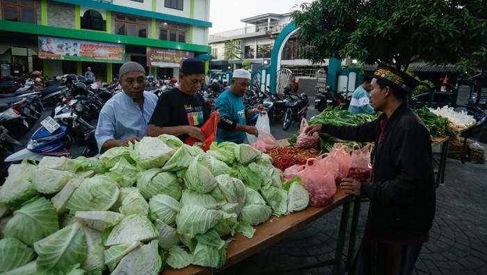 Bantu Petani, Masjid di Yogyakarta Bagi-bagi Sayur untuk Jemaah