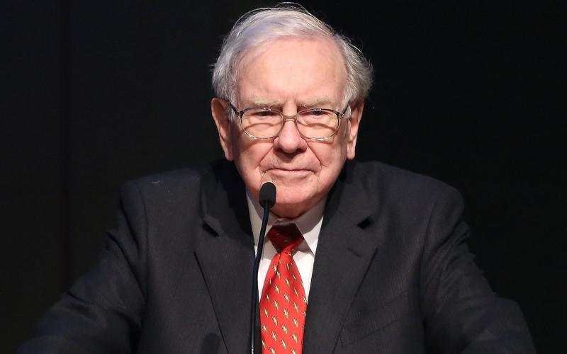 Warren Buffett Lego Separuh Portofolio Saham Apple, Pertanda Apa?