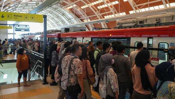 Makin Banyak Orang Naik LRT Jabodebek, Penumpangnya Sudah Sebanyak Ini