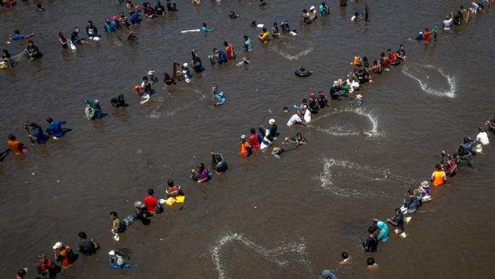 Potret Warga Serbu PLTA Saat Pengurasan Kolam Gegara Banyak Ikan